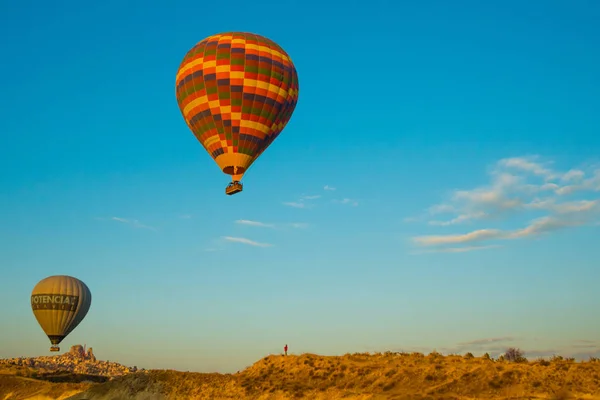 Cappadocia Göreme Anatólia Törökország Naplemente Hőlégballonok Leszállás Egy Hegy Cappadocia — Stock Fotó