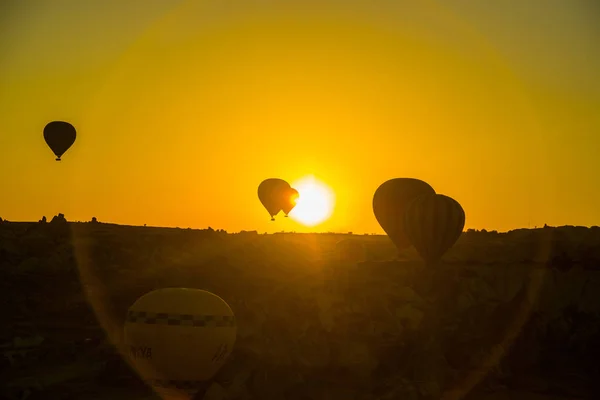 Silhuetten Luftballonger Som Flyger Över Dalen Cappadocia Anatolien Turkiet Vulkaniskt — Stockfoto