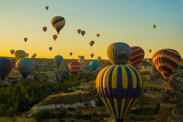 Viaje Para Goreme Capadócia Turquia Balões Quente Pousando Uma Montanha — Fotografia de Stock