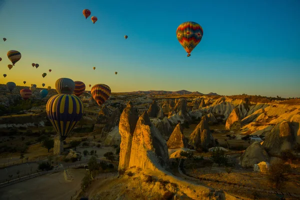 Voyage Goreme Cappadoce Turquie Montgolfières Atterrissant Dans Une Montagne Parc — Photo