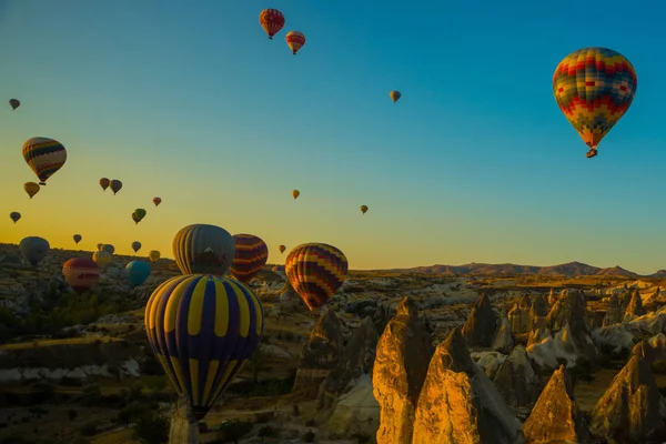 Viaje Goreme Capadocia Turquía Globos Aire Caliente Aterrizando Una Montaña —  Fotos de Stock