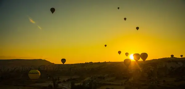 Cappadocia Göreme Anatolia Turcja Sylwetka Balon Przed Żółte Niebo Piękny — Zdjęcie stockowe