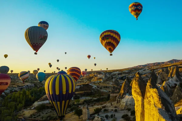 Capadócia Goreme Anatólia Turquia Vista Panorâmica Vibrante Voo Balões Vale — Fotografia de Stock