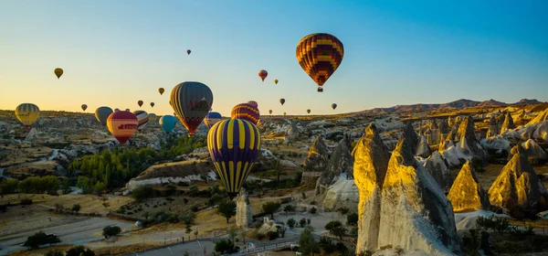 Capadocia Goreme Anatolia Turquía Escénica Vista Vibrante Globos Volando Valle —  Fotos de Stock