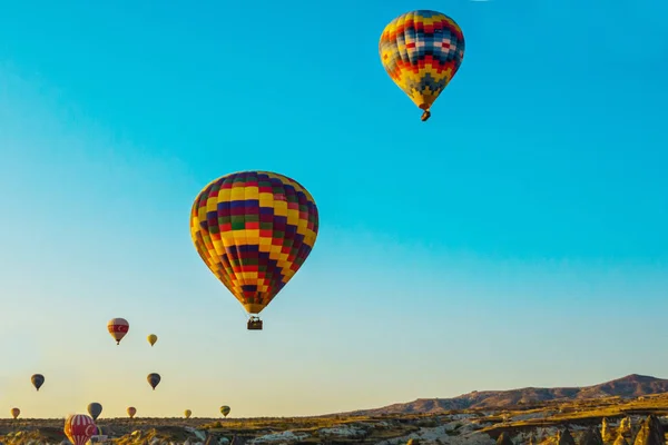 Cappadocia Anatólia Törökország Színes Léggömb Háttérben Reggel Kék Turisták Kedvenc — Stock Fotó