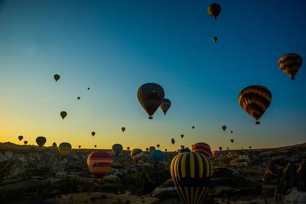 Varmluftsballonger Vid Soluppgången Över Kappadokien Göreme Turkiet Cappadocia Känd Runt — Stockfoto