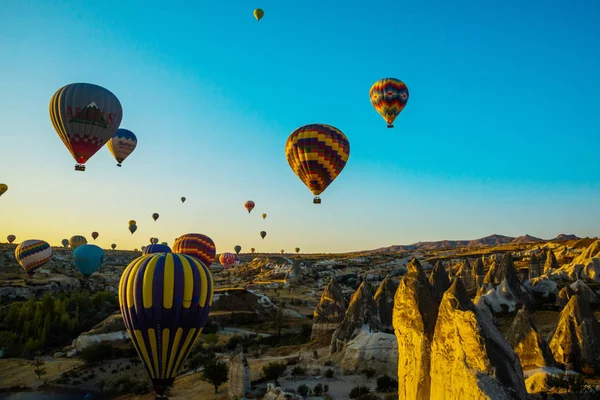 Varmluftsballonger Vid Soluppgången Över Kappadokien Göreme Turkiet Cappadocia Känd Runt — Stockfoto