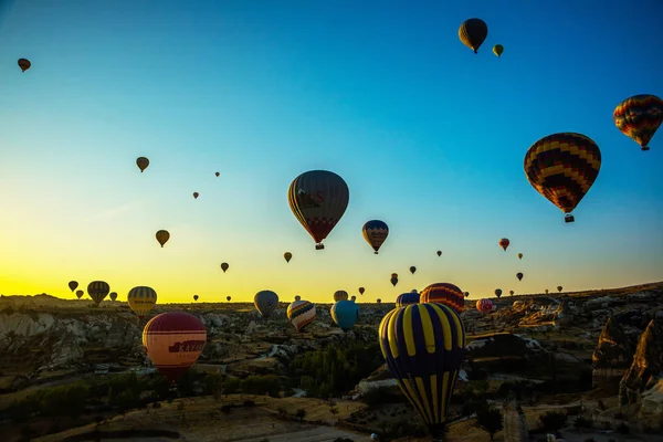 Kuumailmapallot Nousevat Auringonnousun Aikaan Cappadocian Goremen Turkin Yllä Cappadocia Tunnetaan — kuvapankkivalokuva