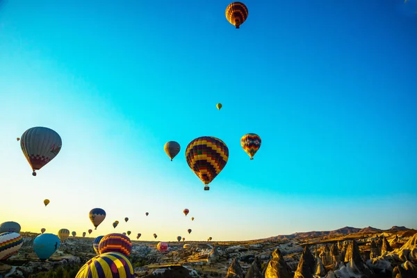 Globo Aire Caliente Sobre Campo Con Cielo Azul Goreme Capadocia — Foto de Stock