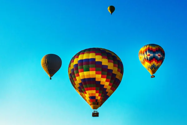 Mavi Gökyüzü Arka Plan Üzerinde Renkli Balonlar Kapadokya Sabah Erken — Stok fotoğraf