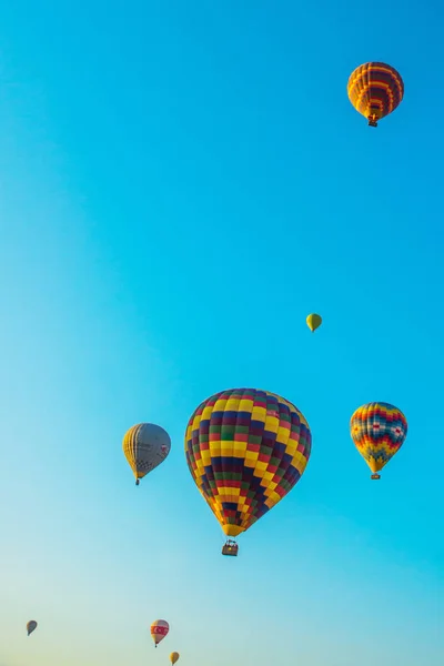 Kolorowe Balony Tle Błękitnego Nieba Kapadocja Turcja Wcześnie Rano Rozrywka — Zdjęcie stockowe