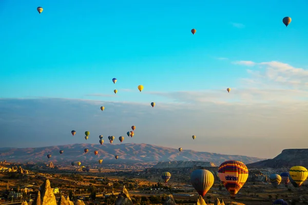 Cappadocia Göreme Anatolien Turkiet Rock Luftballonger Som Flyger Över Landskapet — Stockfoto
