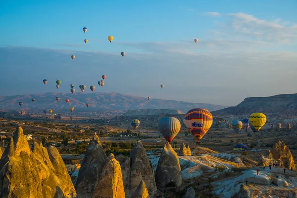 Cappadocia, Göreme, Anadolu, Turkey: sıcak hava balonu üzerinde uçan manzara Cappadocia, rock. Turistler için popüler ve favori eğlence.