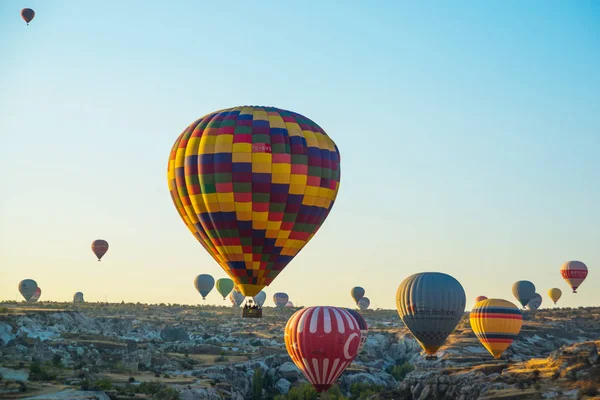 Capadócia Goreme Anatólia Turquia Muitos Balões Coloridos Quente Céu Azul — Fotografia de Stock