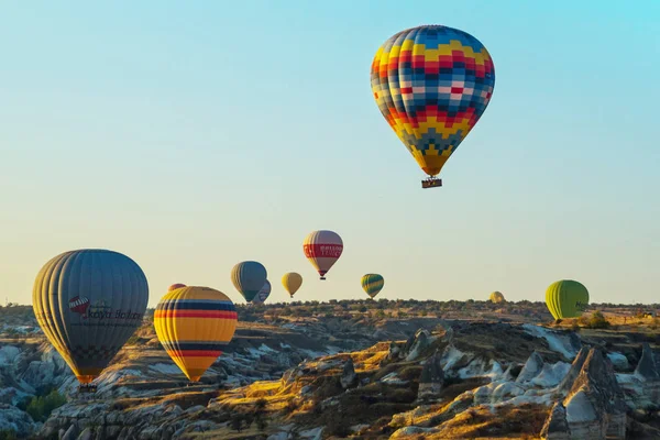 Capadócia Goreme Anatólia Turquia Muitos Balões Coloridos Quente Céu Azul — Fotografia de Stock