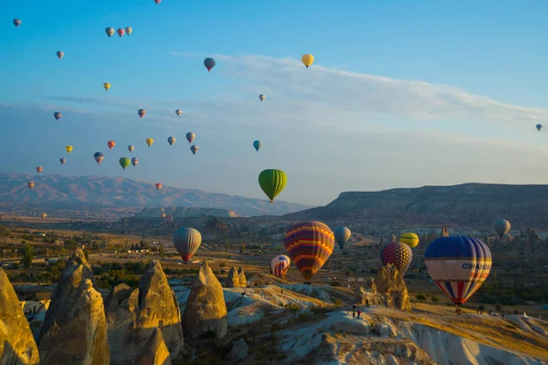 Capadocia Goreme Anatolia Turquía Globos Aire Caliente Volando Sobre Montañas — Foto de Stock