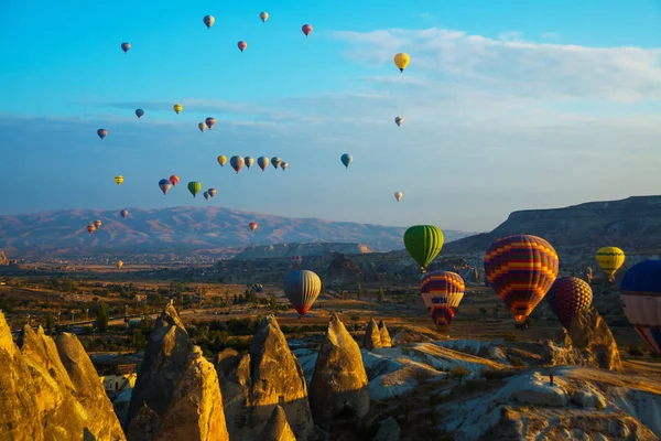 Capadocia Goreme Anatolia Turquía Globos Aire Caliente Volando Sobre Montañas — Foto de Stock