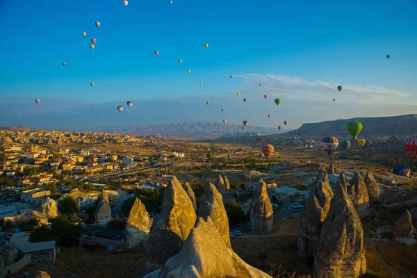 卡帕多西亚 戈雷梅 阿纳托利亚 土耳其 卡帕多西亚的伟大旅游景点 气球飞行在日出 卡帕多西亚是与热气球飞行的地方 — 图库照片