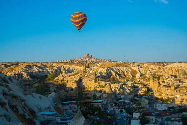 Montgolfières Volant Près Château Uchisar Dans Ancienne Ville Cappadoce Turquie — Photo