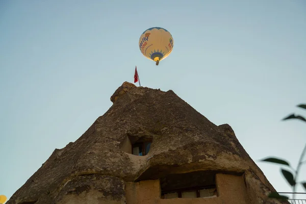 Göreme Kapadocja Anatolia Turcja Starożytne Domy Rock Balony Przeciw Błękitne — Zdjęcie stockowe