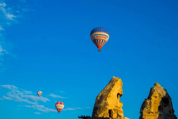 Göreme Kapadocja Anatolia Turcja Starożytne Domy Rock Balony Przeciw Błękitne — Zdjęcie stockowe