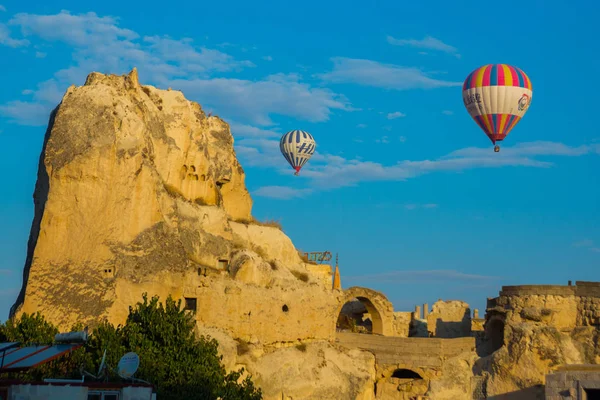 Goreme Capadocia Anatolia Turquía Antiguas Casas Roca Globos Contra Cielo — Foto de Stock