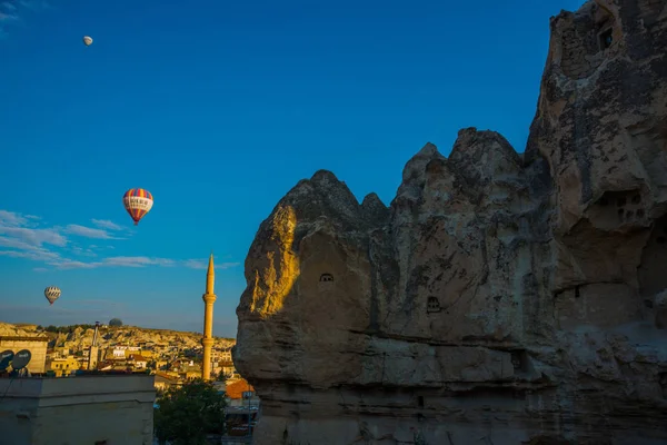 Goreme Cappadoce Anatolie Turquie Anciennes Maisons Rocheuses Ballons Contre Ciel — Photo