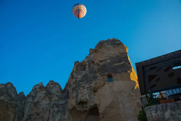 Goreme Capadocia Anatolia Turquía Antiguas Casas Roca Globos Contra Cielo — Foto de Stock