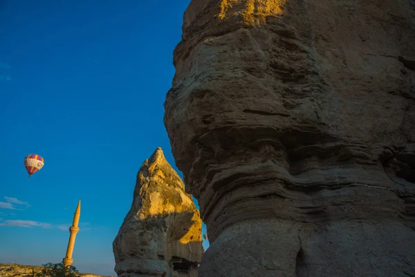 Goreme Cappadocia Turcja Anatolia Meczet Tradycyjnych Starożytnych Domów Kamienia Ulicy — Zdjęcie stockowe