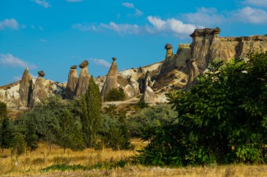 Kayalar mantar gibi şekilleniyor. Peribacaları Kapadokya, Anadolu, Türkiye Cavuşin Town yakınındaki görüntüleyin. Turistler, Kapadokya sembolü için popüler Türk dağlar.