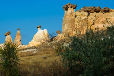 Kayalar mantar gibi şekilleniyor. Peribacaları Kapadokya, Anadolu, Türkiye Cavuşin Town yakınındaki görüntüleyin. Turistler, Kapadokya sembolü için popüler Türk dağlar.