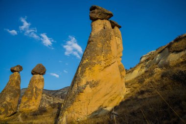 Kayalar mantar şeklinde. Muhteşem ve sıradışı dağlar-peri bacaları. Pasabag, keşişler Vadisi, Cappadocia, Anadolu, Turkey.