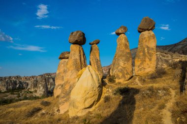 Kayalar mantar şeklinde. Muhteşem ve sıradışı dağlar-peri bacaları. Pasabag, keşişler Vadisi, Cappadocia, Anadolu, Turkey.