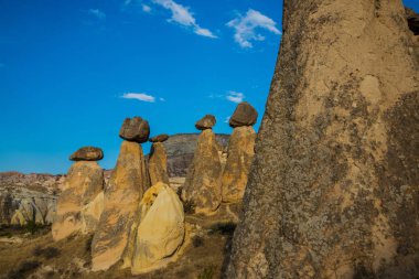 Kayalar mantar şeklinde. Muhteşem ve sıradışı dağlar-peri bacaları. Pasabag, keşişler Vadisi, Cappadocia, Anadolu, Turkey.