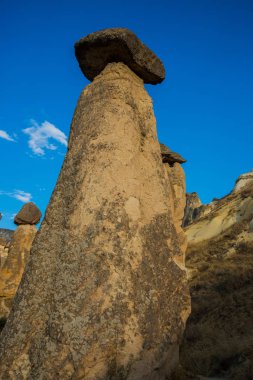 Kayalar mantar şeklinde. Muhteşem ve sıradışı dağlar-peri bacaları. Pasabag, keşişler Vadisi, Cappadocia, Anadolu, Turkey.