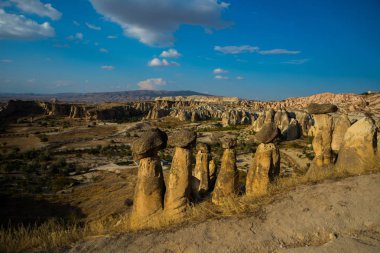 Peribacaları Kapadokya Cavuşin Town yakınındaki görüntüleyin. Peri bacaları kayalar mantar Pasabag, keşişler Vadisi, Anadolu, Türkiye'nin evi cave.