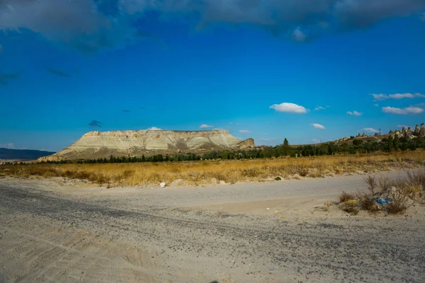 Landschap Met Weg Aan Horizon Witte Berg Aktepe Hill Cappadocië — Stockfoto