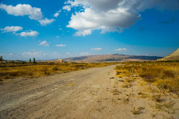 Landschap Met Weg Berg Van Horizon Cappadocië Anatolië Turkije — Stockfoto
