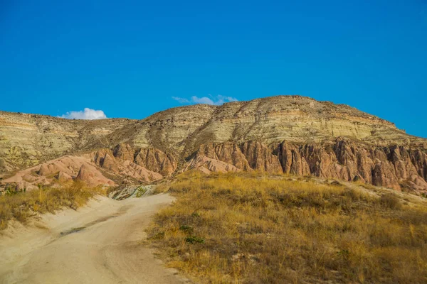 Camino Conduce Hermoso Valle Rosado Gulludere Montaña Blanca Aktepe Hill — Foto de Stock