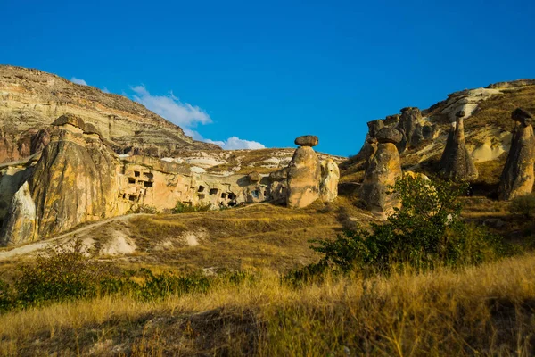 洞窟の Pasabag 修道士の谷 カッパドキア アナトリア トルコにおける妖精の煙突岩キノコの家 白い山 Aktepe — ストック写真