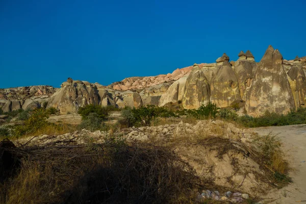 仙女烟囱 美丽的风景与神话般的山脉 岩石房子 教堂的修士帕萨巴格瓦迪西山谷附近的卡普多西亚卡武辛镇 土耳其 — 图库照片