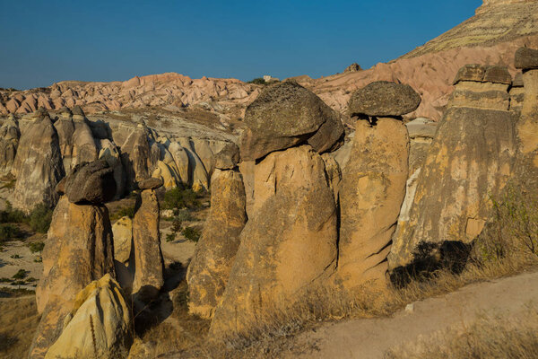 Феи каминов, Пери Бакалар. Дом-пещера Fairy Chimneys в Пасабаге, долина Монахов, Каппехия, Анатолия, Турция
.