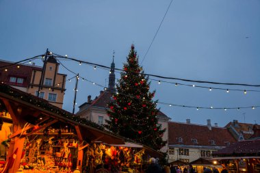 Tallinn, Estonya: Geleneksel yeni yıl pazar meydanında aydınlatma ile Noel ağacı ile. Tezgahları, dükkanlar mal ve Hatıra Eşyası ile gece manzarası. Estonya en eski Noel pazarı ile 1441 için uzanan çok uzun bir geçmişi olduğunu.