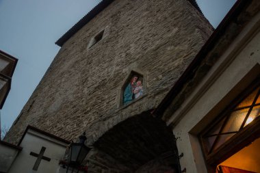 Akşam eski kale kule. Sokakları ve tarihi kent mimarisi Estonya sermaye, Tallinn, Estonya