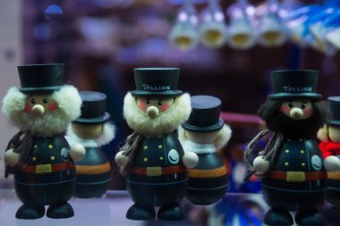 Komik küçük heykeller. Geleneksel Tallinn Hatıra Eşyası minyatür oyuncaklar eski şehir, Estonya, Tallinn Hediyelik eşya dükkanında eski şehrin görünümünü. Pazar