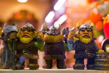 Komik küçük heykeller. Geleneksel Tallinn Hatıra Eşyası minyatür oyuncaklar eski şehir, Estonya, Tallinn Hediyelik eşya dükkanında eski şehrin görünümünü. Pazar