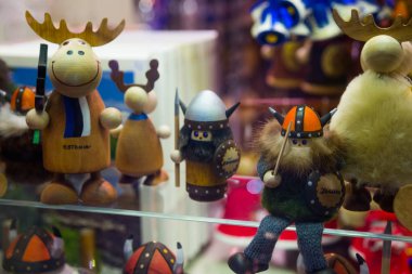 Geleneksel Tallinn Hatıra Eşyası minyatür oyuncaklar eski şehir, Estonya, Tallinn Hediyelik eşya dükkanında eski şehrin görünümünü. Pazar