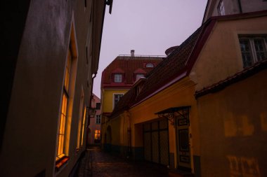 Estonya sermaye, Tallinn: Tallinn, ama oldukça Visegrad milleti sokağa Rahukohtu kapsamında dar sokakta adı verine vardır. Gece manzarası
