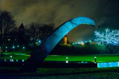 Tallinn, Estonya sermaye: wrecked feribot Estonya kurbanları anıt. Kilise St Olaf. Gece manzarası.