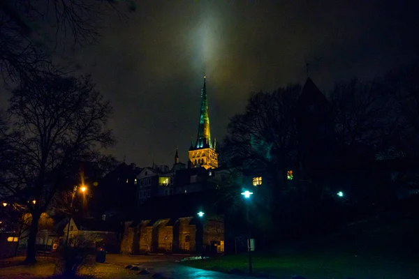 Tallinn Estland Church Olaf Kyrkan Spiran Upplyst Vacker Gammal Stad — Stockfoto